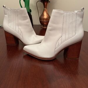 Marc Fisher White Ankle Boots | Block Heel Booties | Size 9.5 | EUC